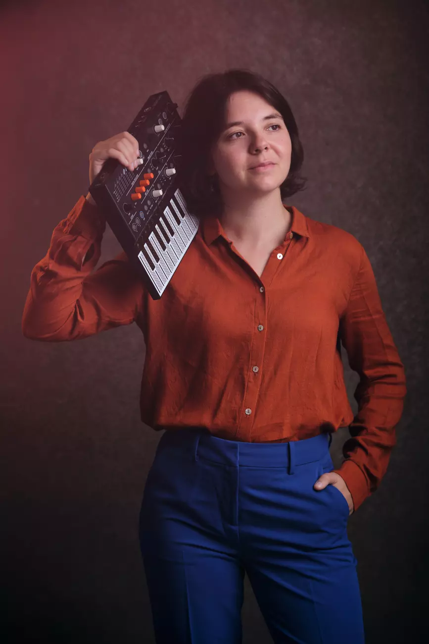 Juliette Dournaud holding a keyboard on her shoulder