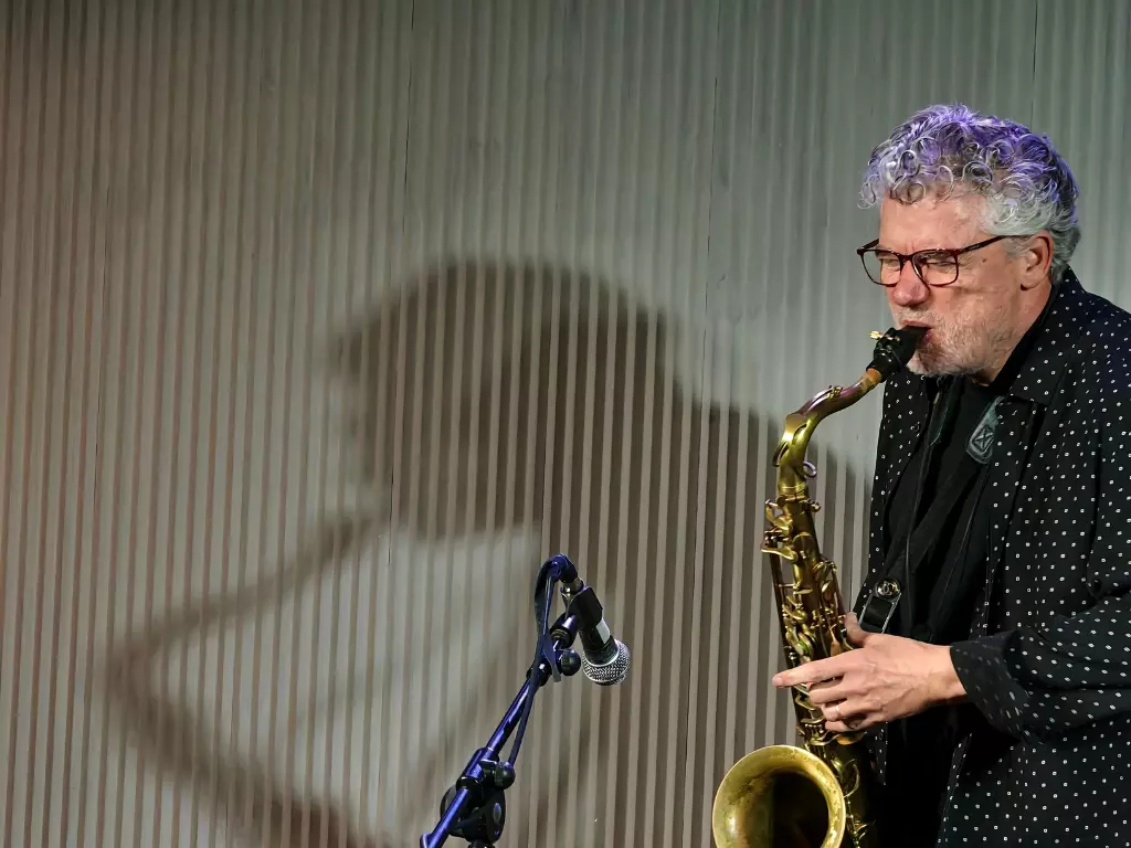 Josep LLuís Galiana playing saxophone